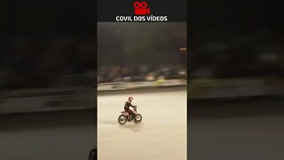 jogando futebol em cima de uma moto