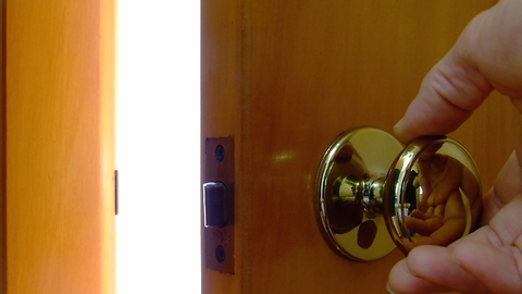 How to remove a locked door from its hinges