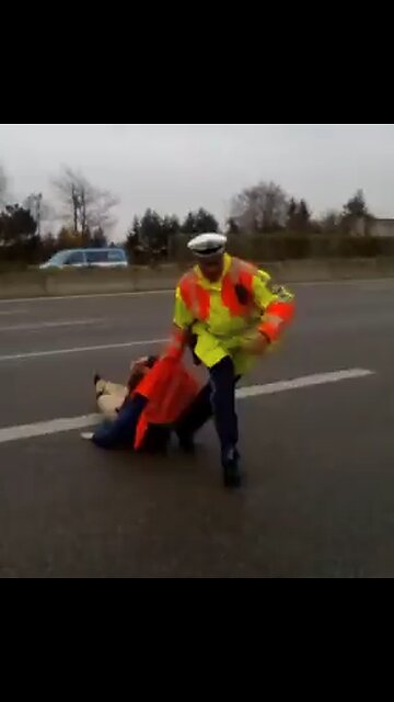 2022: Socialist climate activist blocks German autobahn and gets removed