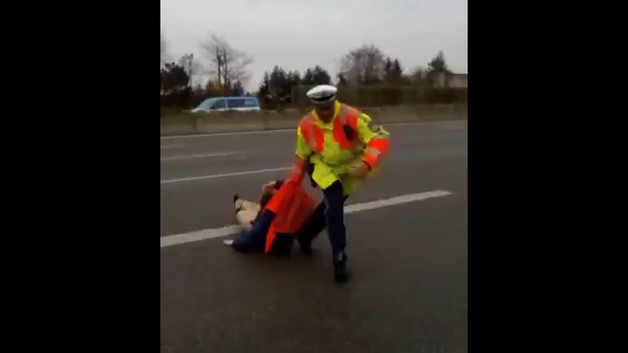 2022: Socialist climate activist blocks German autobahn and gets removed