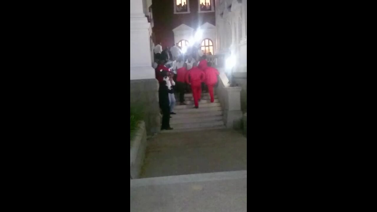 FISTFIGHT IN PARLIAMENT, ZUMA LAUGHS (b3r)