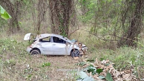 Carro capota na MG-329 em Caratinga e deixa quatro pessoas feridas