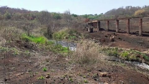 Após vegetação ser queimada apareceu essas ruinas centenária.