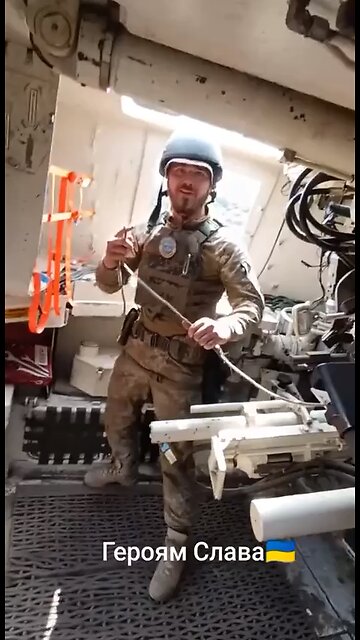 Italian 155mm SPG M109L working at the front.