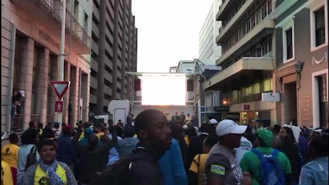 HUNDREDS GATHER OUTSIDE PARLIAMENT FOR RESULT OF MOTION OF NO CONFIDENCE IN ZUMA (fjC)