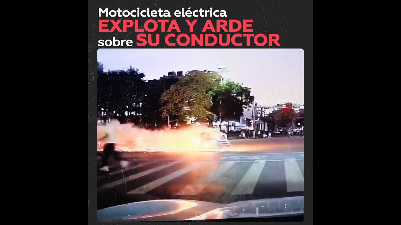 Una moto eléctrica estalla en marcha y arde en plena carretera