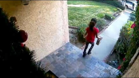 他人の家からプレゼントを盗む女の子