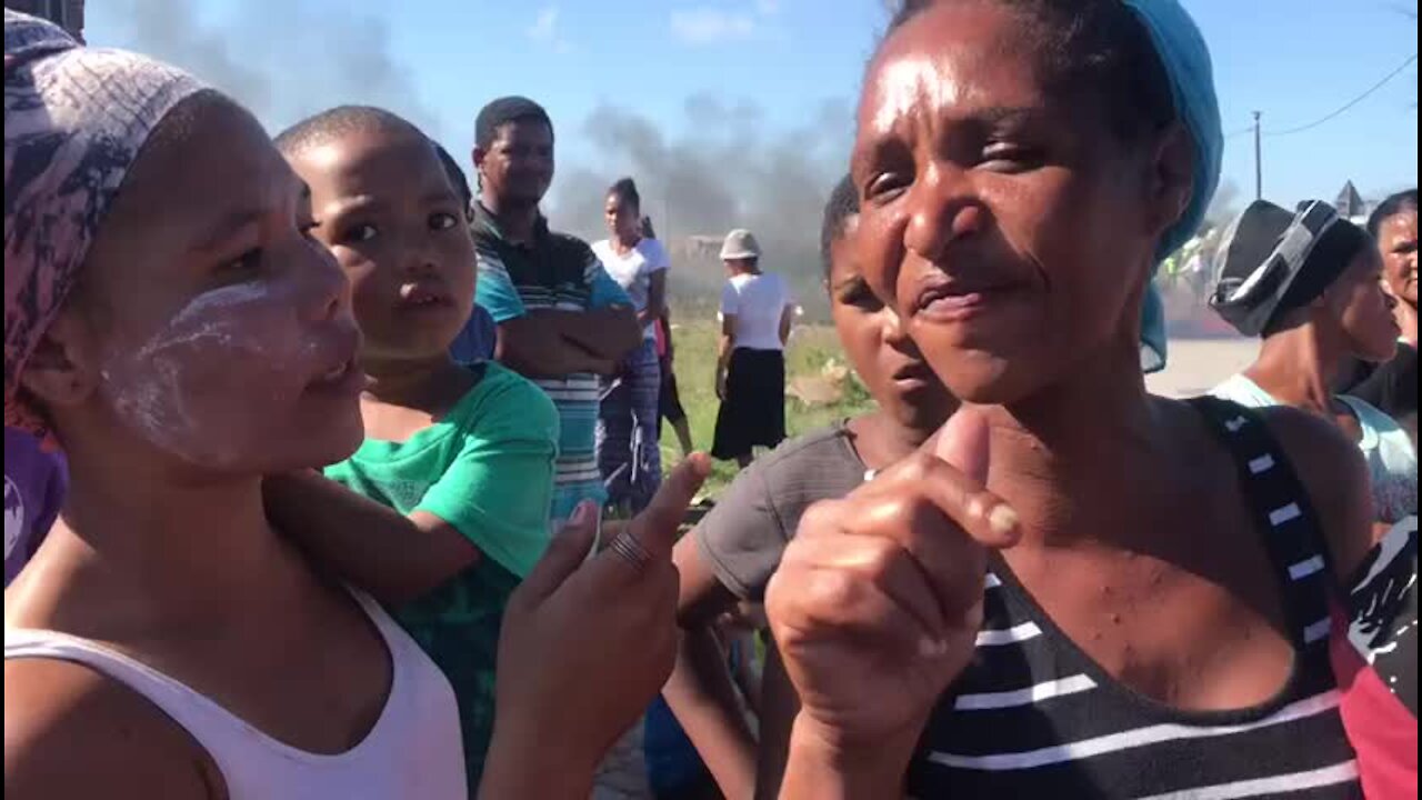 Port Elizabeth shack dwellers protest against relocation (CHb)