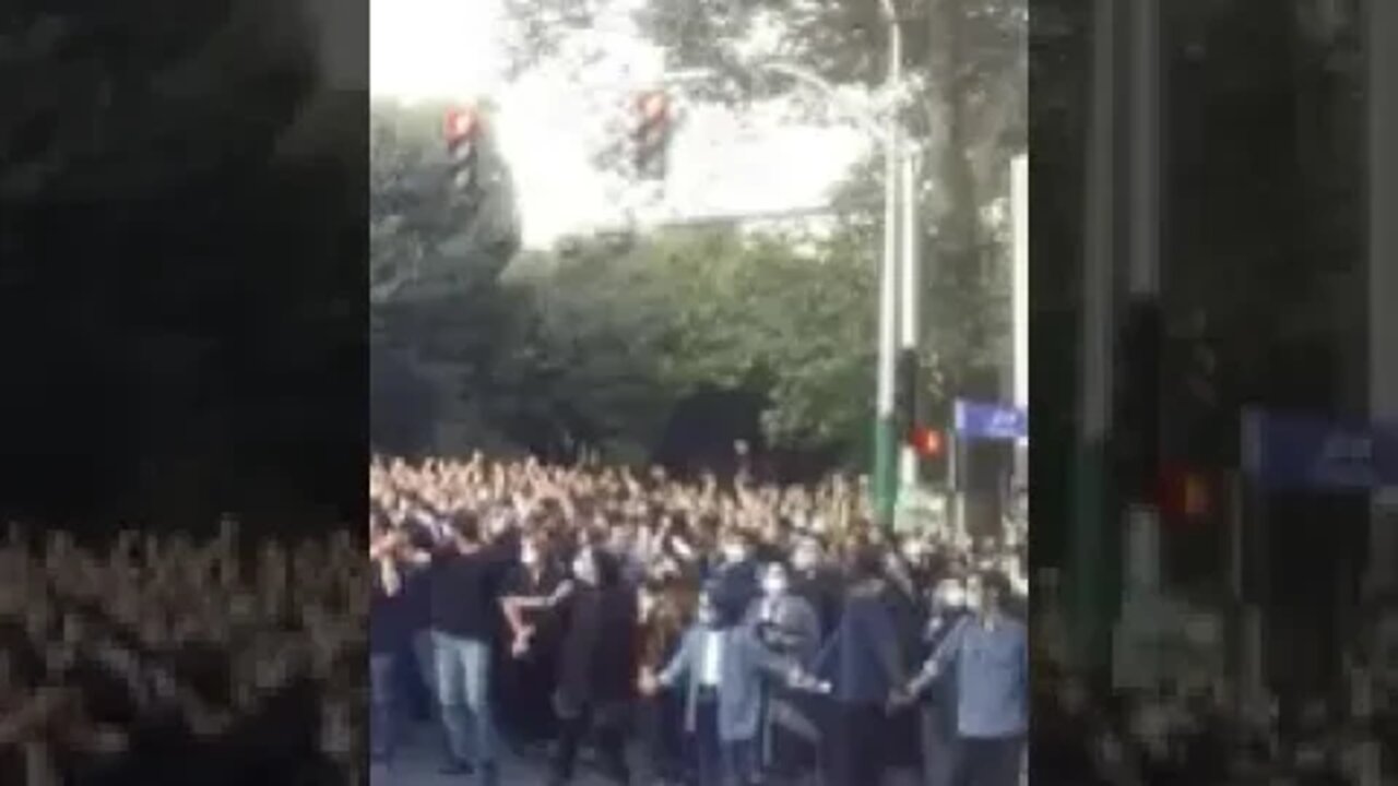 Manifestantes enfrentam a polícia no Irã após morte de Mahsa Amini
