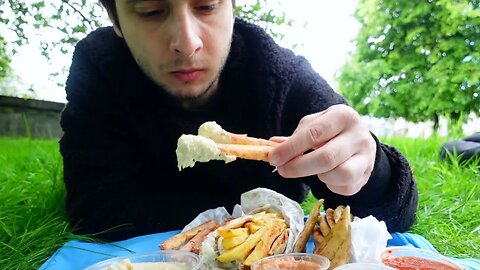 Eating a GREEK FOOD picnic! 🇬🇷 Souvlaki, Hummus and Halloumi Fries!