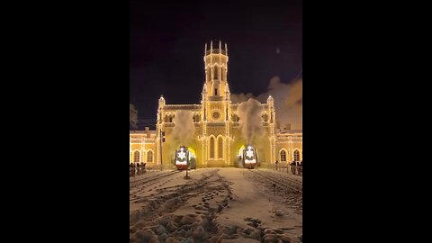 Father Frost's train left Peterhof spectacularly.