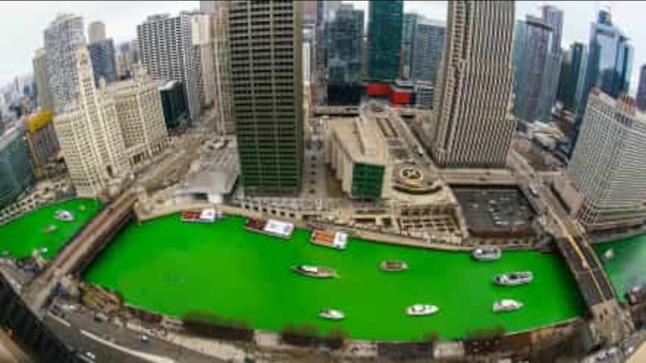 A Chicago il fiume è totalmente verde il giorno di San Patrizio!