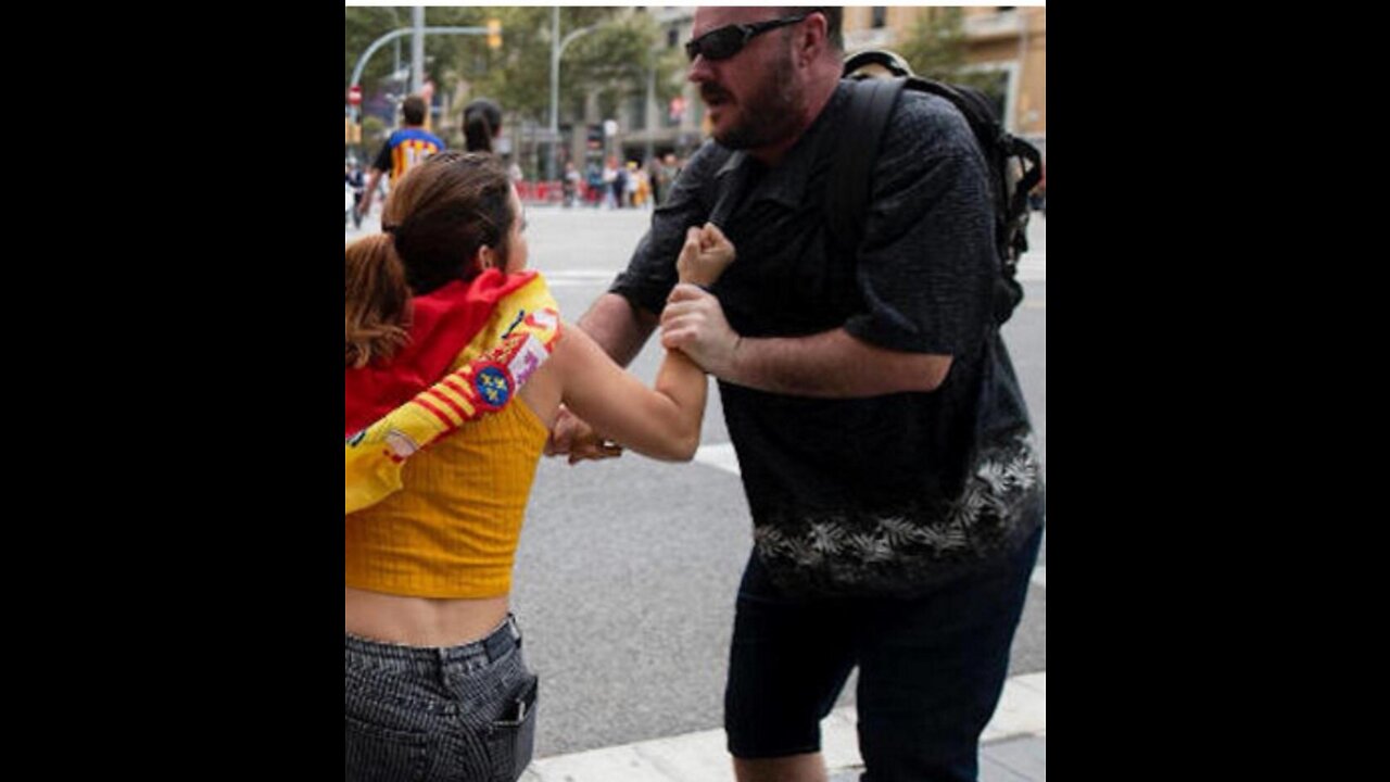 Los separatistas pegan a una catalana por lleva una bandera de España