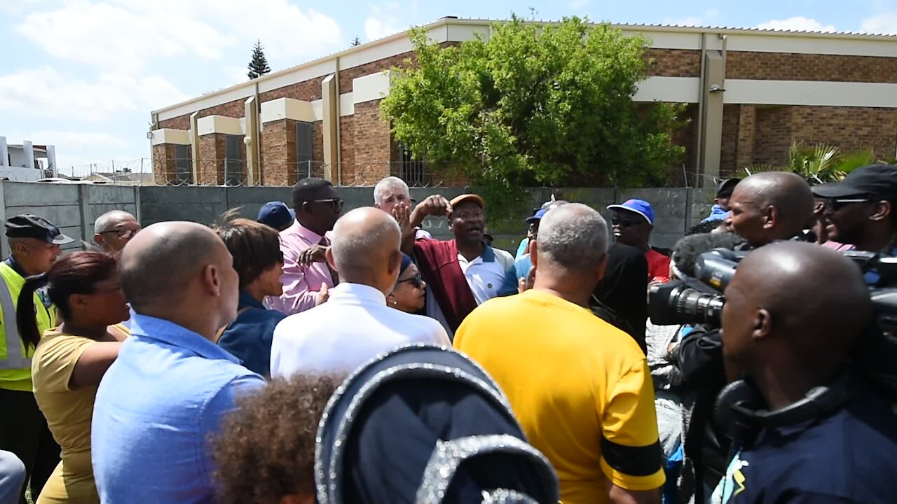 SOUTH AFRICA - Cape Town - Silversands and Mfuleni residents clash over school(Video) (mPP)