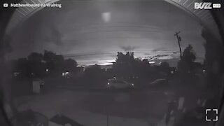 Palhaço assustador é flagrado espionando casa