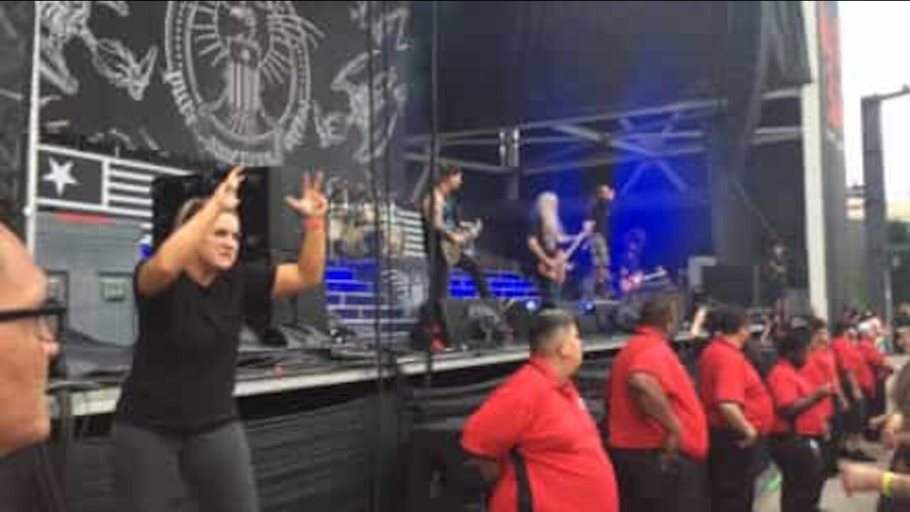 Traduttrice nella lingua dei segni anima il pubblico del concerto metal