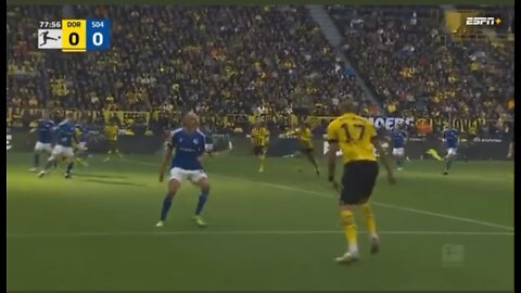 MOUKOKO GIVES DORTMUND THE LEAD AGAINST SCHALKE 🐝