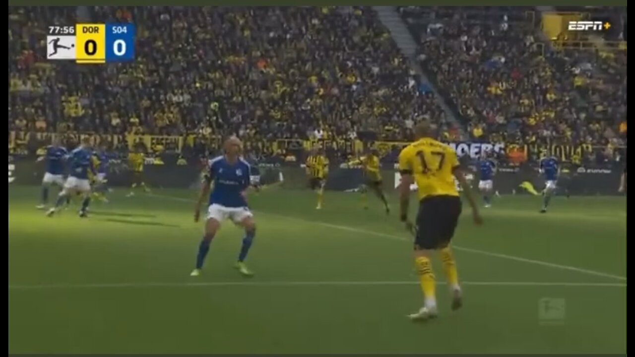 MOUKOKO GIVES DORTMUND THE LEAD AGAINST SCHALKE 🐝