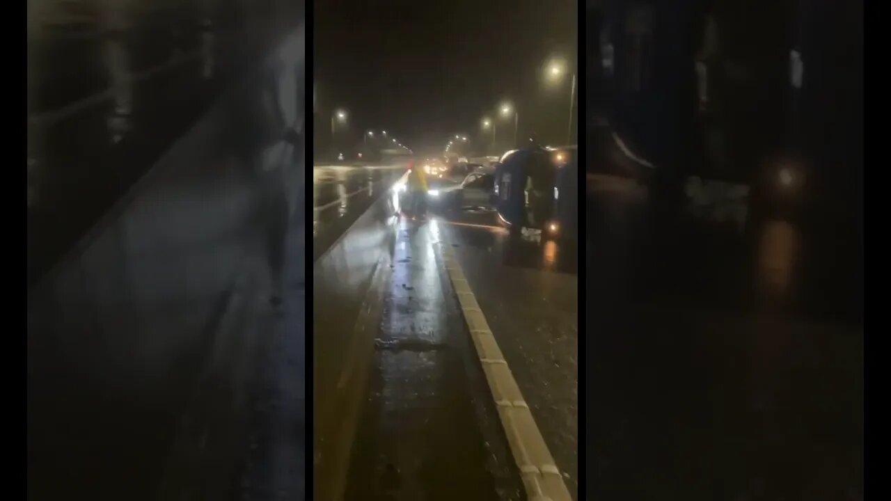 LORRY ON ITS SIDE😳