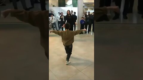 МАЛЕНКИЙ МАЛЧИК ОЧЕНЬ КРАСИВО ТАНЦУЕТ НА СВАДЬБЕ