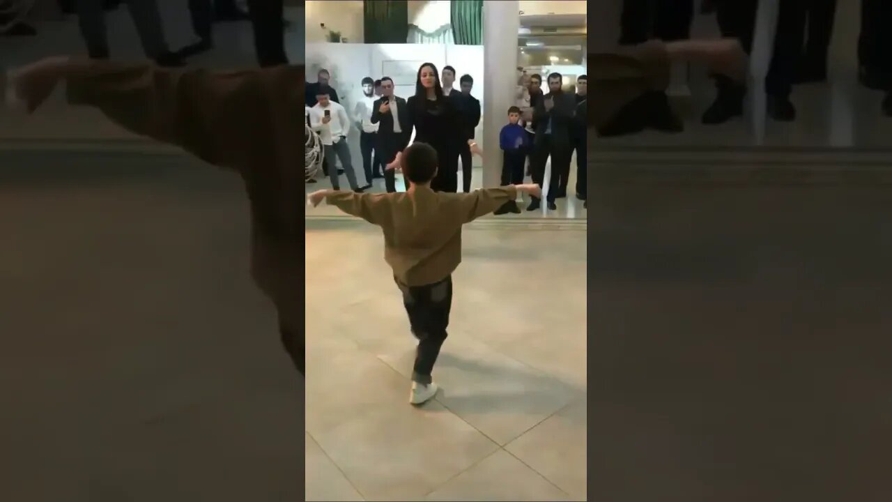 МАЛЕНКИЙ МАЛЧИК ОЧЕНЬ КРАСИВО ТАНЦУЕТ НА СВАДЬБЕ