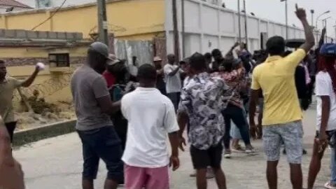 Military arrive Elegushi Area of Lagos where people aren't allowed to vote except it's for APC.