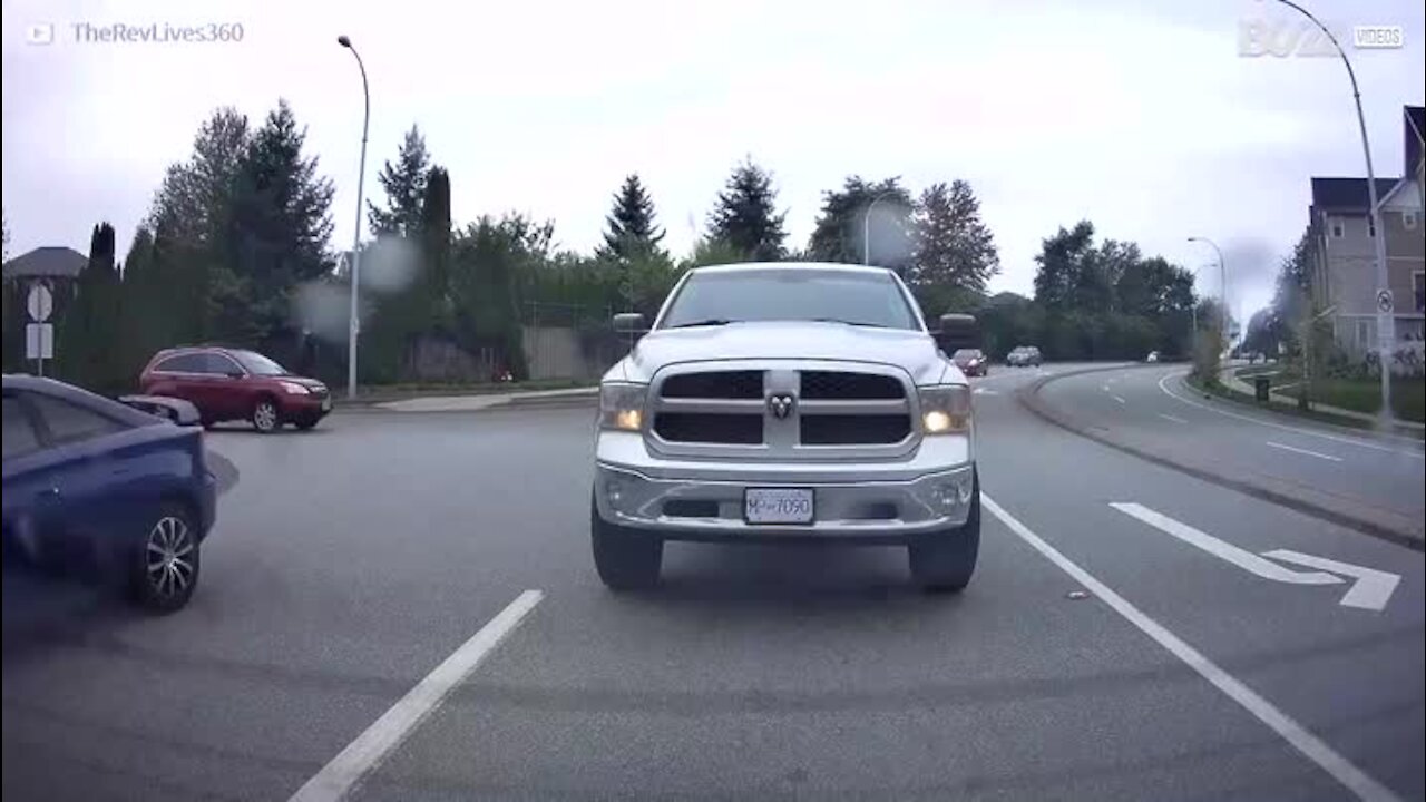 Sa caméra de bord filme un accident de la route