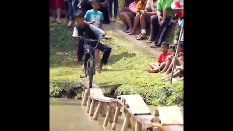 Amazing bicycle diving 🤣🤣🤣🤣