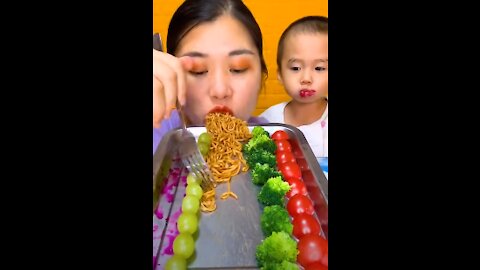 CHINESE MUKBANG WITH SMALL CHILD!