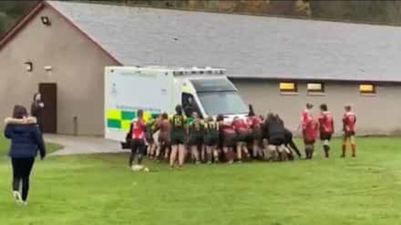 Jogadoras de rugby junta-se para retirar ambulância da lama