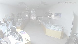 Police looking for suspects in smash-and-grab burglary at Longmont jewelry store