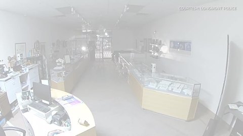 Police looking for suspects in smash-and-grab burglary at Longmont jewelry store