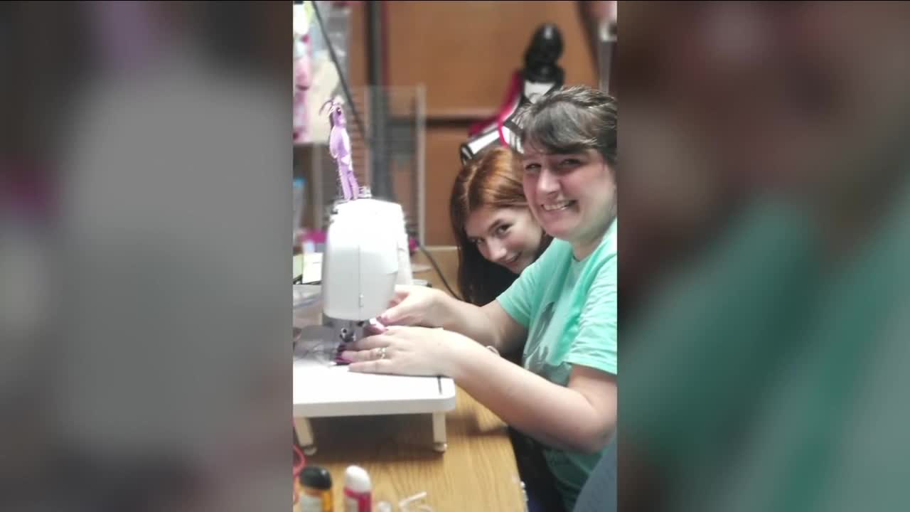 Ohio 5th-grader and her mom making masks to help community