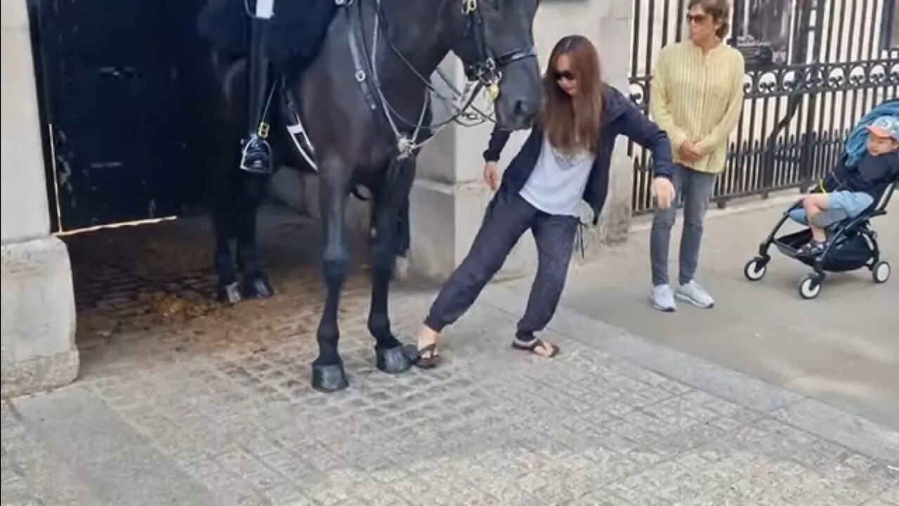 Her horse stood on her flip flop shoe 👞 her kid tried to get it back 😆 😆