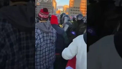 A Polícia Montada do Canadá está literalmente esmagando os manifestantes#news #noticias