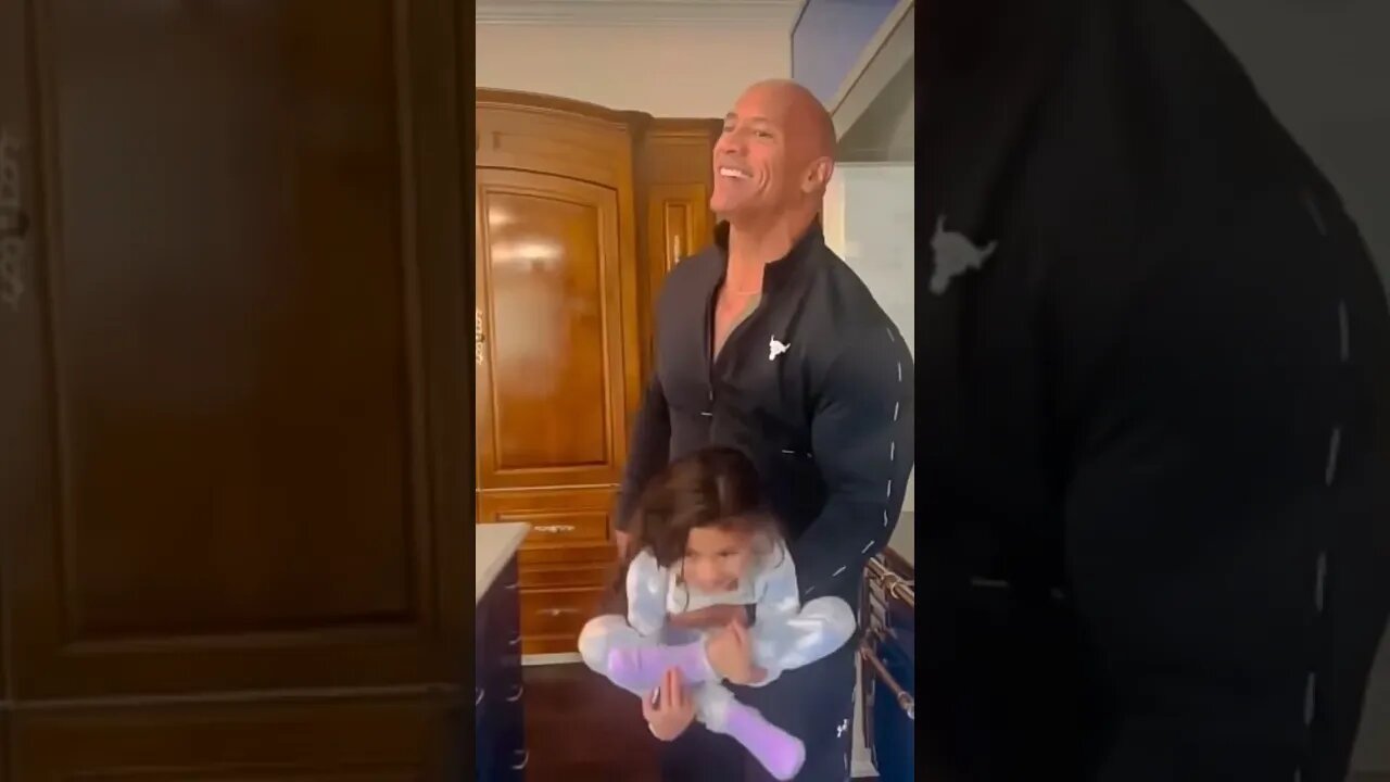 The Rock - Malhando com sua filha.