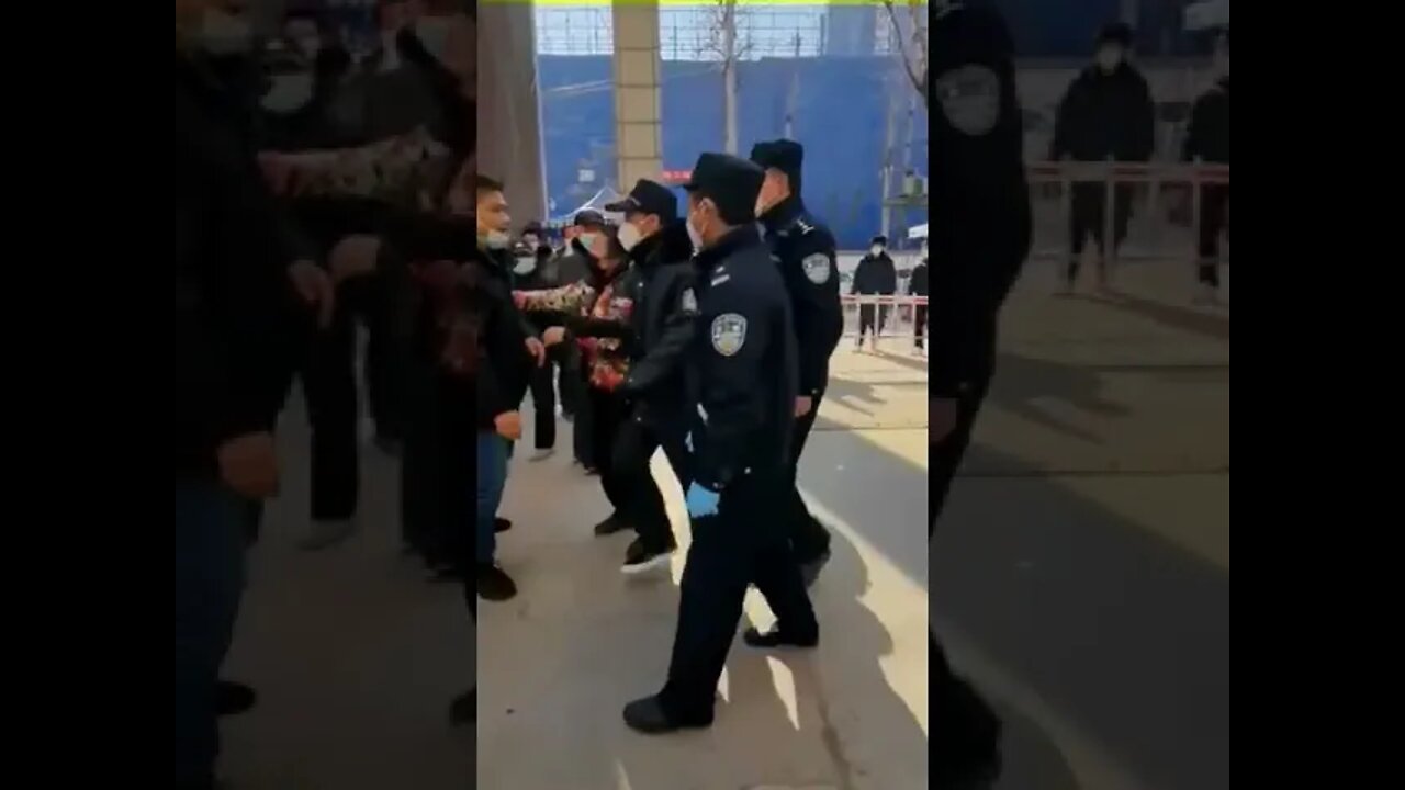 Hungry Chinese citizens in Xi'an City protesting to go get food and supplies.
