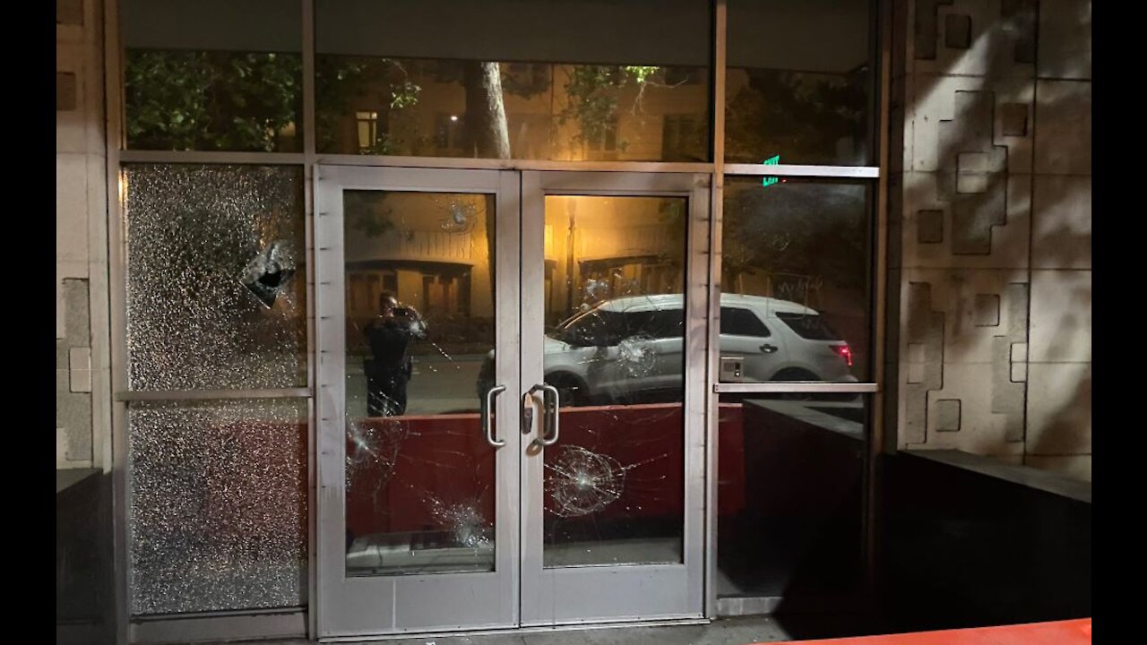 Protesters smash doors at Oakland PD headquarters, set courthouse on fire