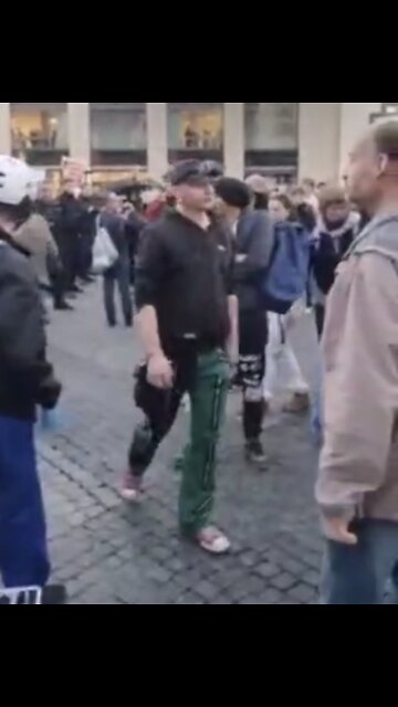 22.10.2022 Antifant wirft Bierflasche in Demo und Polizisten schauen zu