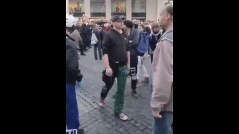 22.10.2022 Antifant wirft Bierflasche in Demo und Polizisten schauen zu