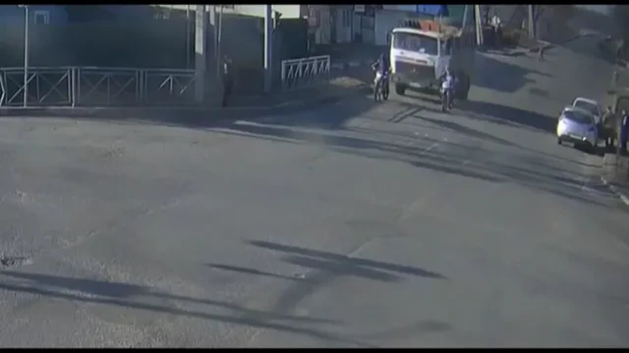 LUNATIC👀TRUCK🚚DRIVER💥HITS🏍️🏍️MOTORCYCLISTS💥🔥🤬😡🤬