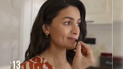 Alia Bhatt weird way of applying lipstick 💄💋 #aliabhatt