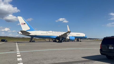 ✈️ After a Disastrous Media Blitz, Kamala Harris Scurries Away, Overshadowed by Trump Force One