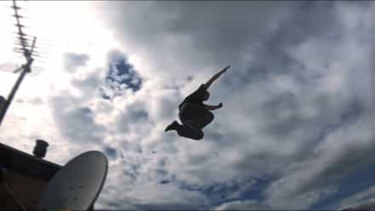 Praticanti di parkour saltano da un edificio all'altro