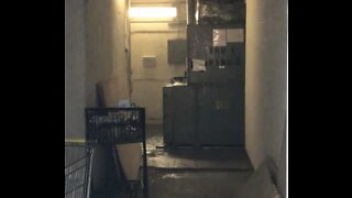 Estranho vazamento de água em um edifício em Miami