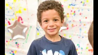 Ce gamin est capable de retourner ses paupières