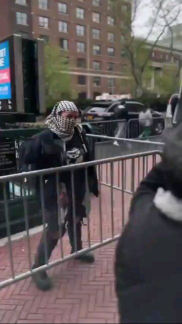 Palestinian woman bangs frying pan & yells they are all Hamas!