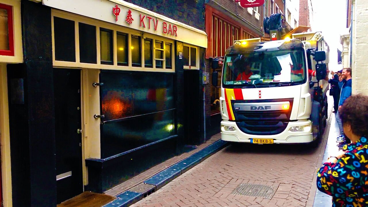 Truck navigates Amsterdam’s CRAZY NARROW ALLEYS