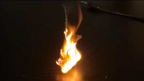 La réaction incroyable d'un sachet de thé soumis aux flammes