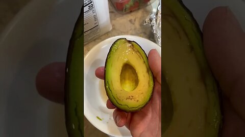 This life hack for avocados WORKS #makeavocadoslast #shorts #lifehacks